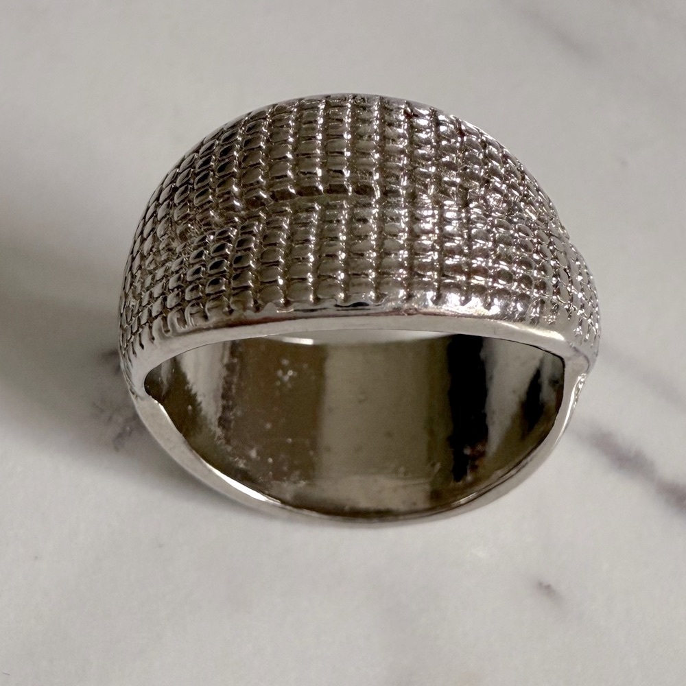 Le Chateau Silver Textured Ring SZ.6